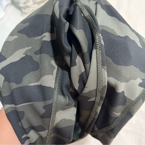 Athleta Ultimate Stash Pocket Camo 7/8 Tight Legging Size Small - Picture 3 of 8